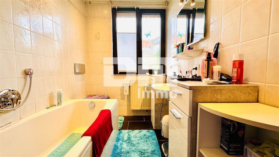 Helle Dreizimmerwohnung mit Terrasse + Stellplatz in saniertem Zweifamilienhaus - WE1 EG Badezimmer / Wanne